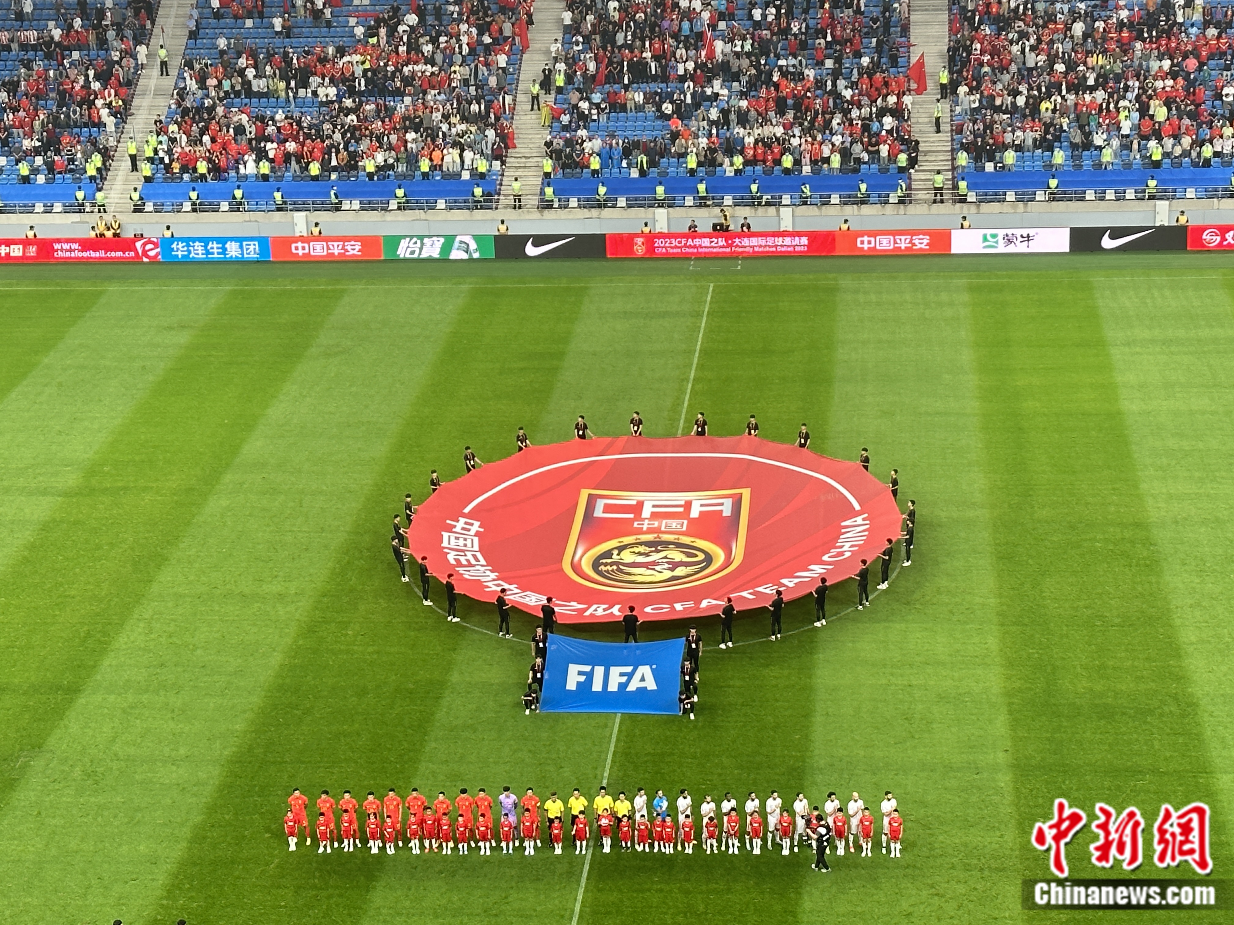 中国男足在大连主场2-0击败巴勒斯坦实现两连胜