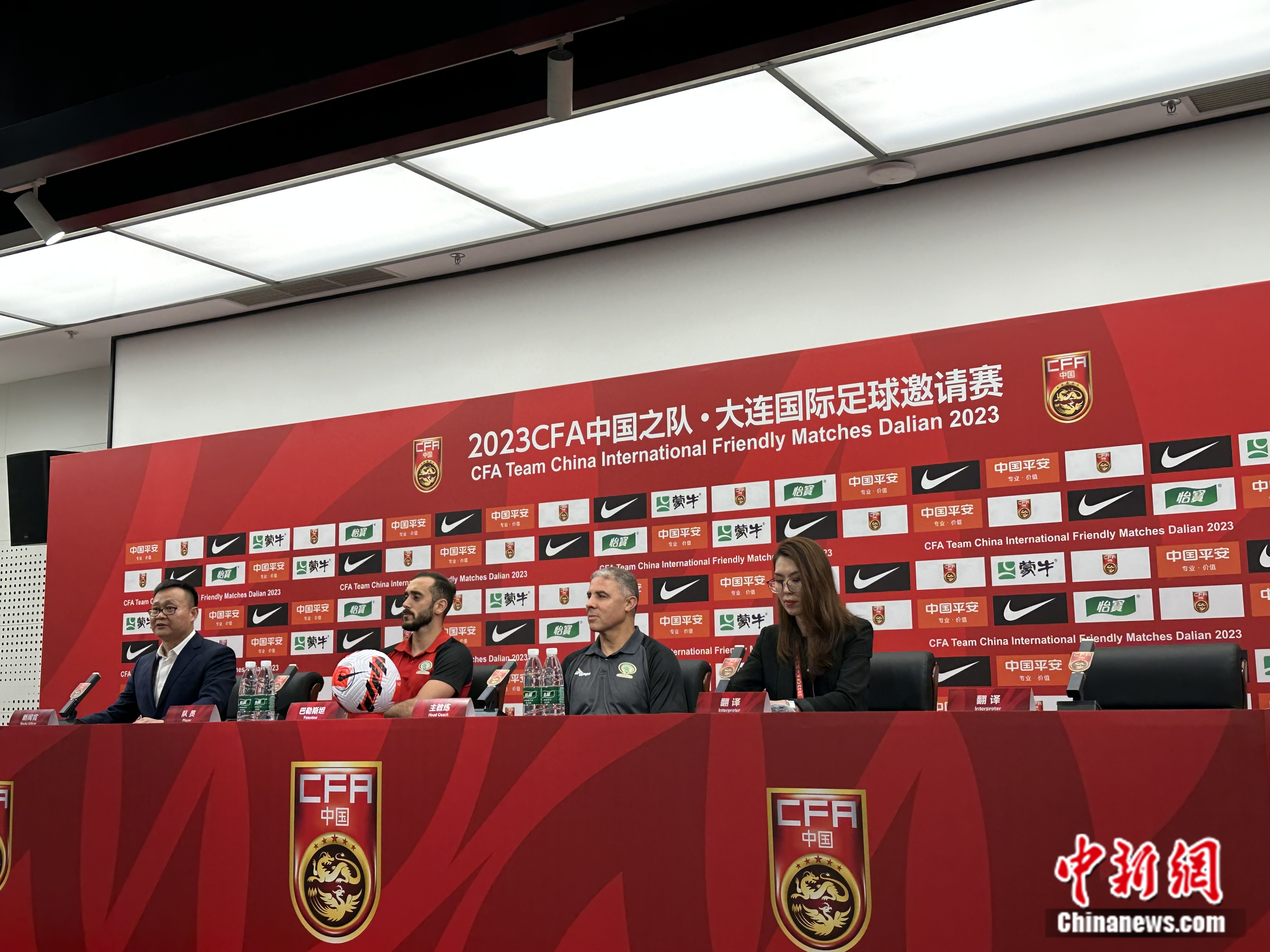 中国男足在大连主场2-0击败巴勒斯坦实现两连胜