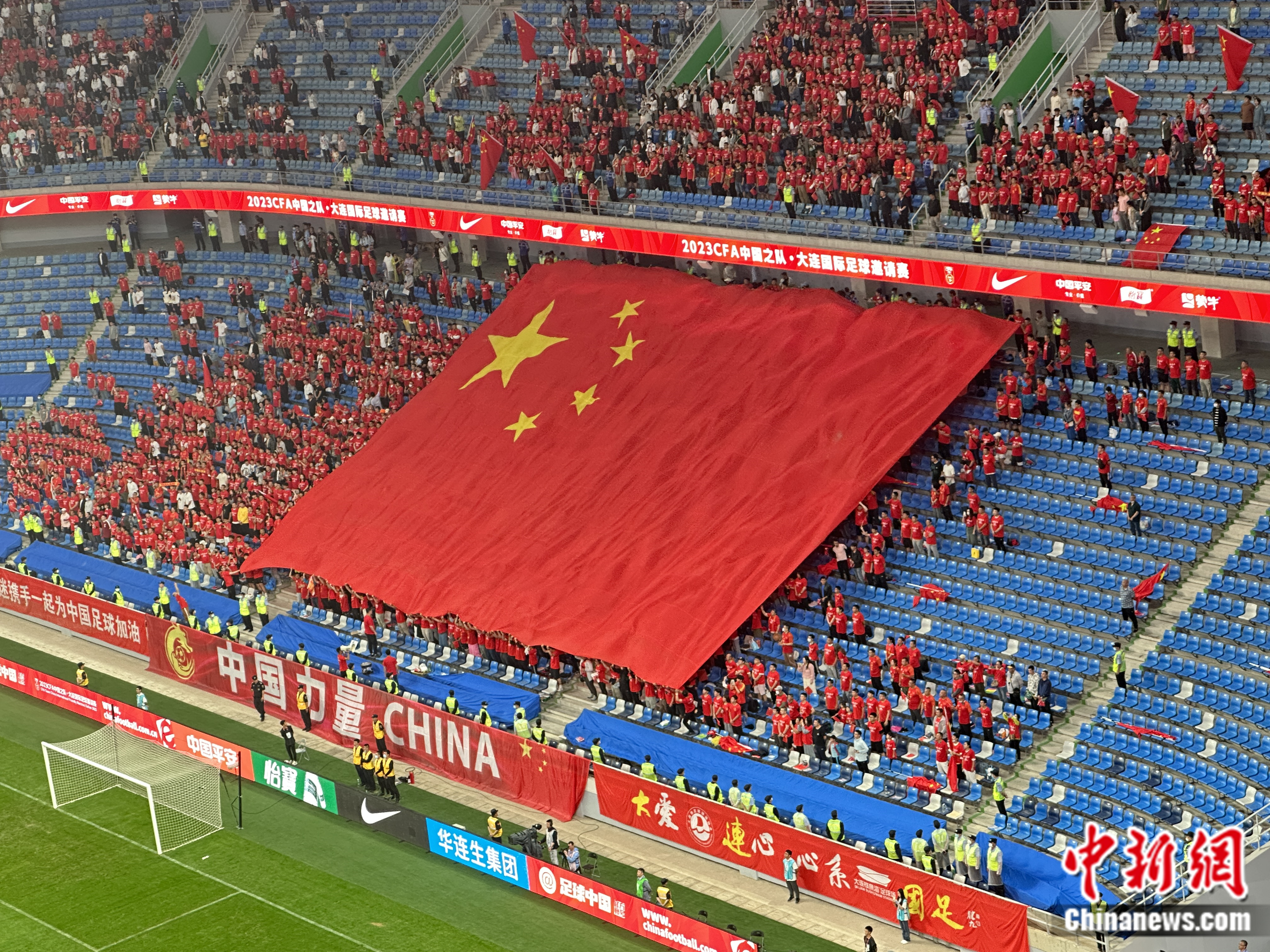 中国男足在大连主场2-0击败巴勒斯坦实现两连胜