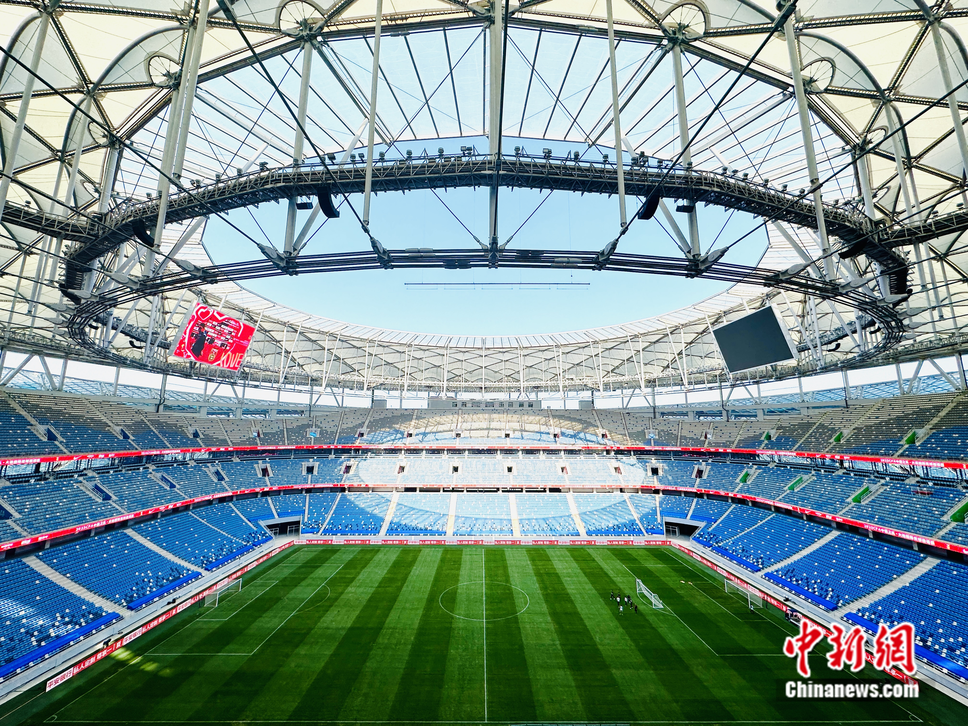 中国男足在大连主场2-0击败巴勒斯坦实现两连胜