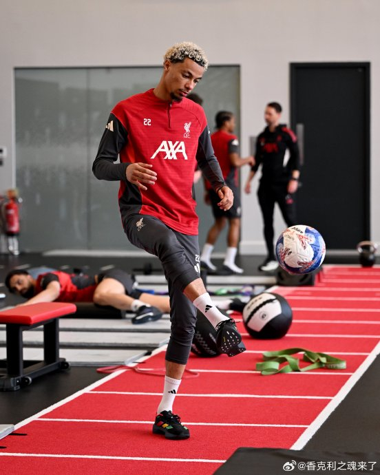 萨拉赫重现巅峰状态 利物浦训练场上演欢乐颠球
