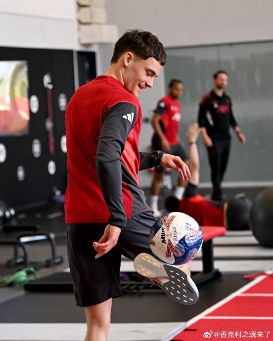 萨拉赫重现巅峰状态 利物浦训练场上演欢乐颠球