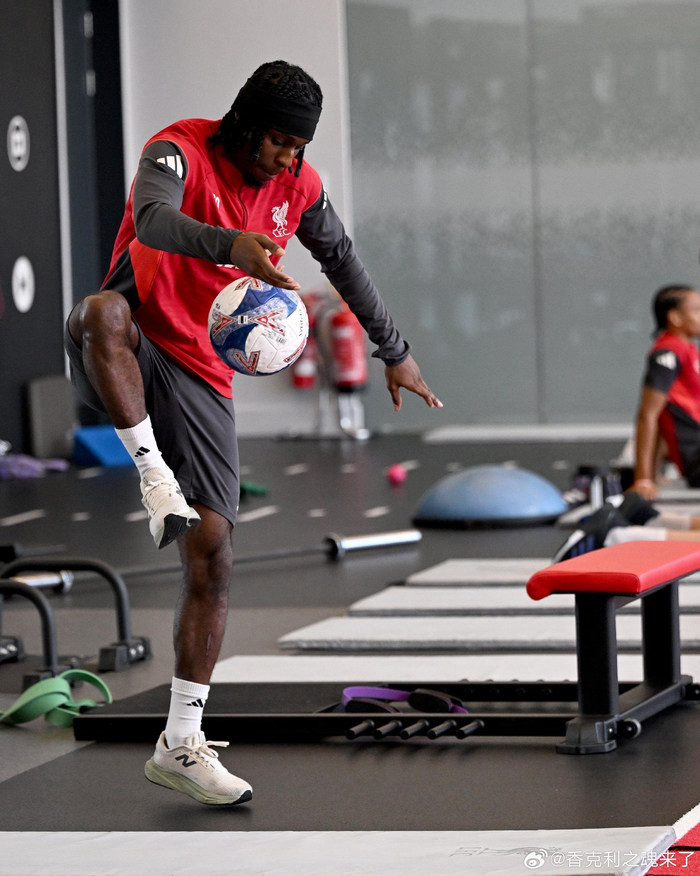 萨拉赫重现巅峰状态 利物浦训练场上演欢乐颠球