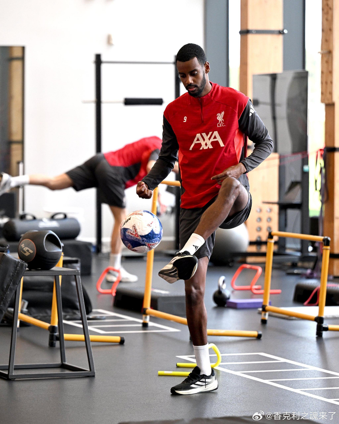 萨拉赫重现巅峰状态 利物浦训练场上演欢乐颠球