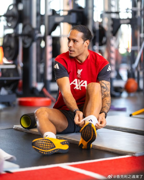 萨拉赫重现巅峰状态 利物浦训练场上演欢乐颠球