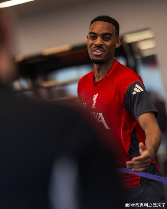 萨拉赫重现巅峰状态 利物浦训练场上演欢乐颠球