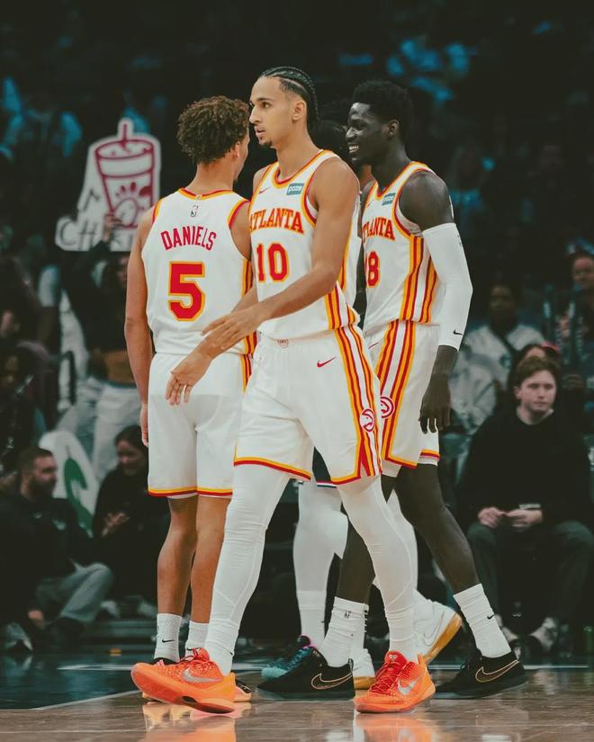 老鹰新秀里萨谢数据下滑 布朗尼表现亮眼引关注