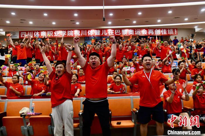 邹敬园巴黎奥运双杠夺冠成功卫冕
