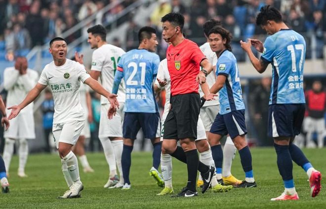 中超焦点战大连英博3-0胜浙江队 球员冲突引热议
