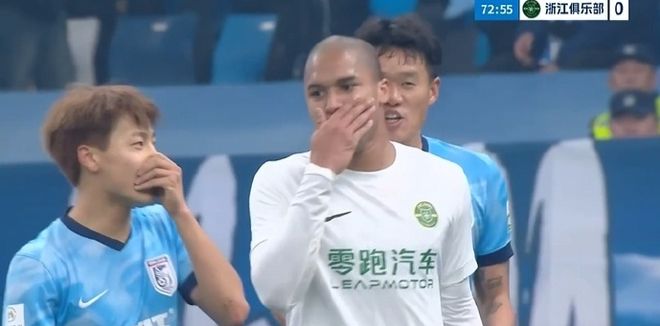 中超焦点战大连英博3-0胜浙江队 球员冲突引热议