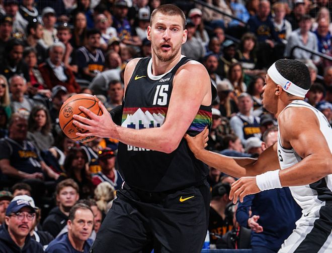 文班亚马复出引领马刺一度领先 约基奇关键进球