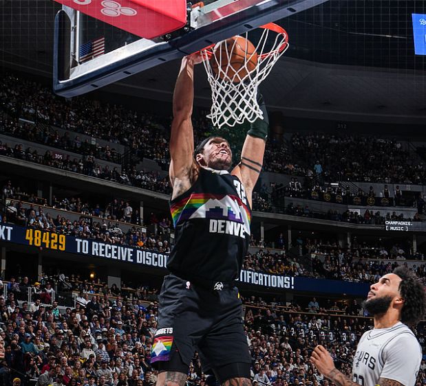 文班亚马复出引领马刺一度领先 约基奇关键进球