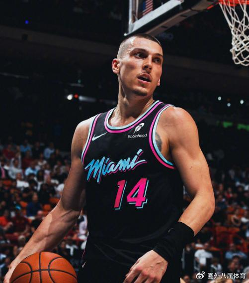 阿德巴约率热火逆转76人终结连败，攻防两端压制